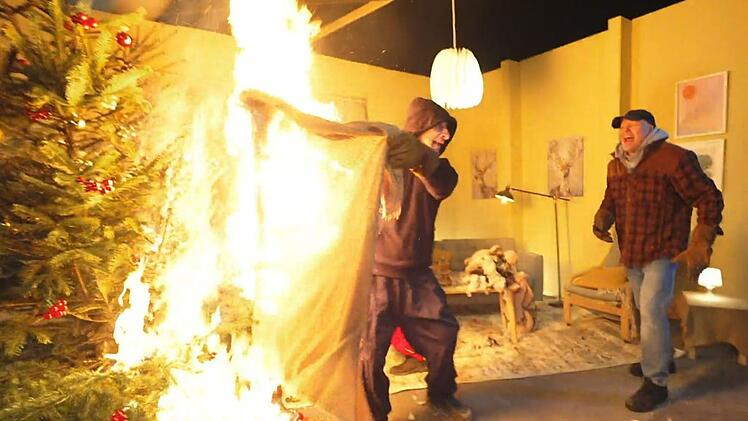 Der Arm eines Mitarbeites f&auml;ngt Feuer, nachdem Stefan Raab in "Die Stefan Raab Show" einen Weihnachtsbaum angez&uuml;ndet hat.