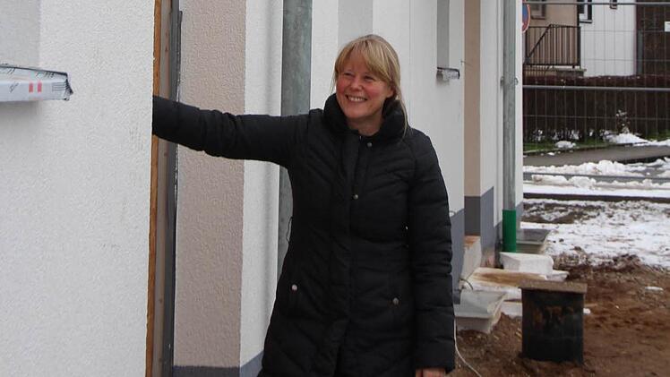 Merowinger Straße 10a: Ulrike Schreyer an ihrer Haustür.