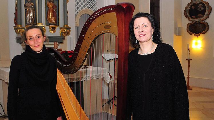 Sopranistin Alena-Maria Stolle (rechts) und Harfenistin Julia Pritz gestalteten das zweite Konzert der Kulmbacher Kirchenmusiktage in der Spitalkirche. Foto: Stephan Herbert Fuchs