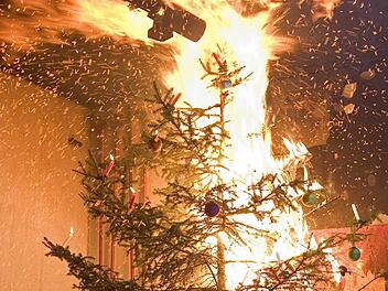 Horrorszenario zum Fest: Der Christbaum fängt Feuer. Symbolbild: imago/Stephan Görlich