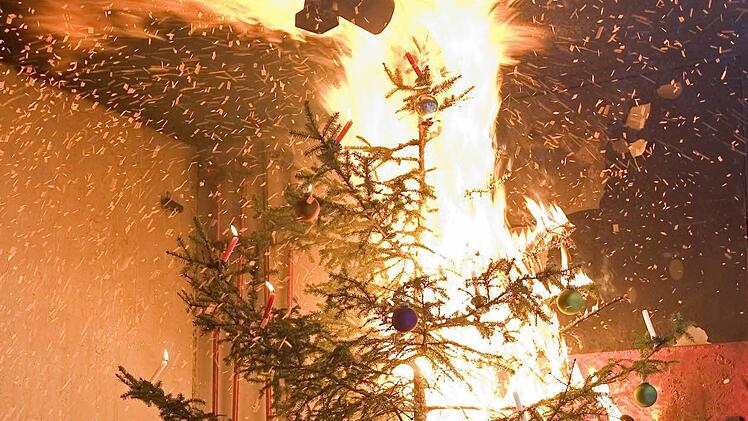 Horrorszenario zum Fest: Der Christbaum fängt Feuer. Symbolbild: imago/Stephan Görlich