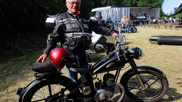 Mit seiner Triumph, Baujahr 1950, ist Albrecht Lippert aus Euerdorf angereist.Foto: Gerd Schaar