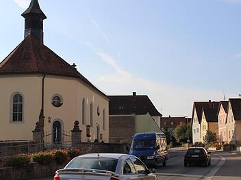 Auf Höhe der Kapelle, so Bürgermeister Johannes Krapp, soll in Rambach eine Ampel installiert werden. Weil die Sichtachse nicht ausreicht, wird Tempo 30 angeordnet.Evi Seeger