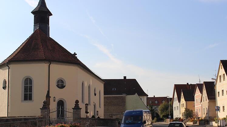 Auf Höhe der Kapelle, so Bürgermeister Johannes Krapp, soll in Rambach eine Ampel installiert werden. Weil die Sichtachse nicht ausreicht, wird Tempo 30 angeordnet.Evi Seeger