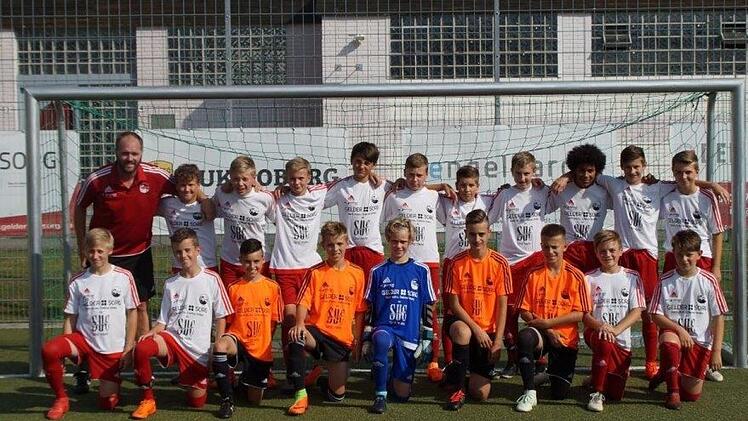 Meister der C-Junioren-Kreisgruppe 2 S&uuml;d und Aufsteiger in die Kreisliga: Die U13 des FC Coburg (hinten v. li.): NLZ-Leiter und Trainer Markus Fischer, Jonas Stang, Maxim Hessel, Konstantin Mayr, Dustin Forkel, Florian Seiler, Nicolaos Zagorides, Aljoscha Brehm, Ben Ekamba, Lenny Br&uuml;ckner, Maximilian Eckstein; (vorne v. li.): Leonard Steblau, Marc L&ouml;ffler, Fritz Fiedler, Lars Schilling, Maximilian Martinsen, Luca Christl, Jason Gei&szlig;end&ouml;rfer, Tim Paukovic, Colin R&ouml;hlig. - Es fehlen: Fabian Fro...