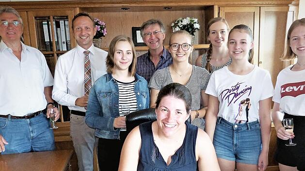 Mit einem Empfang im Rathaus und dem Eintrag in das G&auml;stebuch wurden die Erfolge der M&auml;dchen und Damen des TTC Mainleus gew&uuml;rdigte. Von links TTC-Vorsitzender Gerd Radue, B&uuml;rgermeister Robert Bosch und Jugendleiter J&uuml;rgen Schramm. Davor von links Luisa Sch&ouml;nfeld, Vera Vetter, Annika Fischer-Wei&szlig;, Lea Landel und Jasmin Fischer sowie sitzend Anna M&uuml;ller.  Foto: Werner Rei&szlig;aus