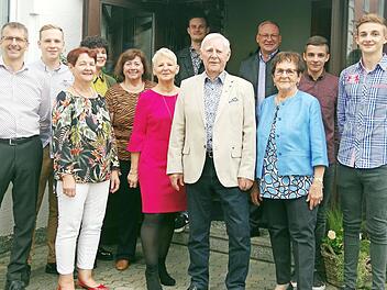 Hans Eichhorn (Fünfter v. r.) feierte 85. Geburtstag. Das Bild zeigt ihn im Kreis seiner Familie sowie Ludwigsstadts Zweiter Bürgermeisterin Eva Jahn (Fünfte v. l.).  Foto: Heike Schülein