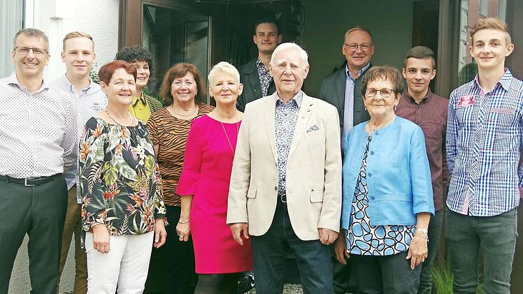 Hans Eichhorn (Fünfter v. r.) feierte 85. Geburtstag. Das Bild zeigt ihn im Kreis seiner Familie sowie Ludwigsstadts Zweiter Bürgermeisterin Eva Jahn (Fünfte v. l.).  Foto: Heike Schülein