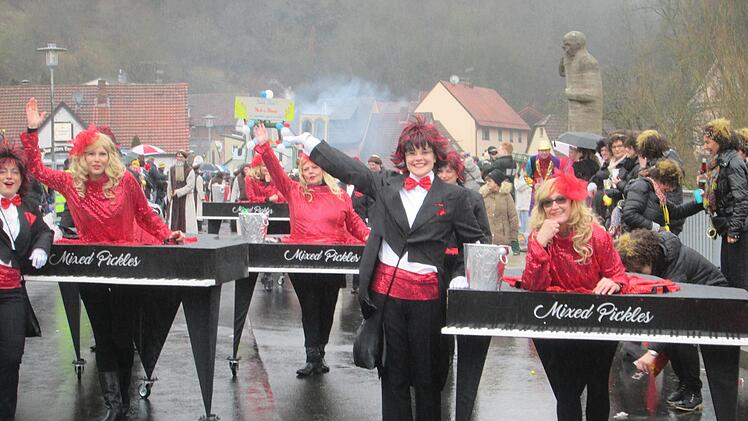 Figaro, Figaro, Fiiigaro. Die Ladies waren echt, die Beine auf dem Klavierflügel waren ein Fake. Foto: Winfried Ehling