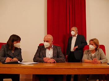 Sandra Frischke (links) und Renate Molzberger (rechts) waren bei der Vertragsunterzeichnung Vertreterinnen der Schule, Bürgermeister Michael Kastl und Schulreferent Leo Pfennig (stehend) die Vertreter der Stadt. Foto: Heike Beudert