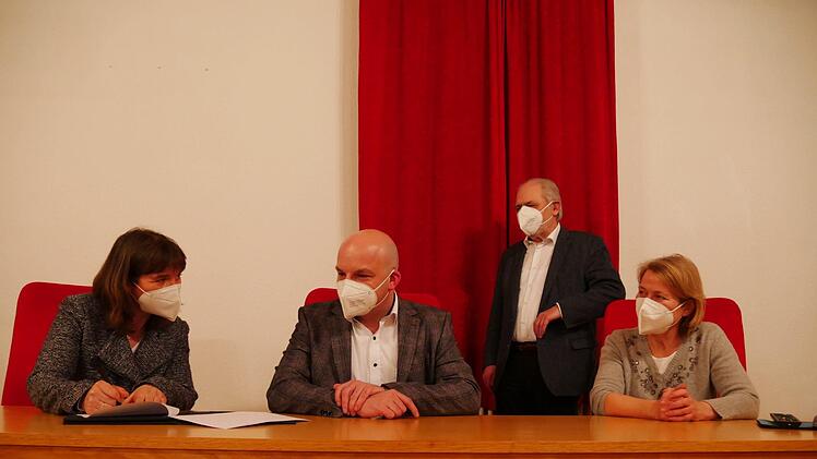 Sandra Frischke (links) und Renate Molzberger (rechts) waren bei der Vertragsunterzeichnung Vertreterinnen der Schule, Bürgermeister Michael Kastl und Schulreferent Leo Pfennig (stehend) die Vertreter der Stadt. Foto: Heike Beudert
