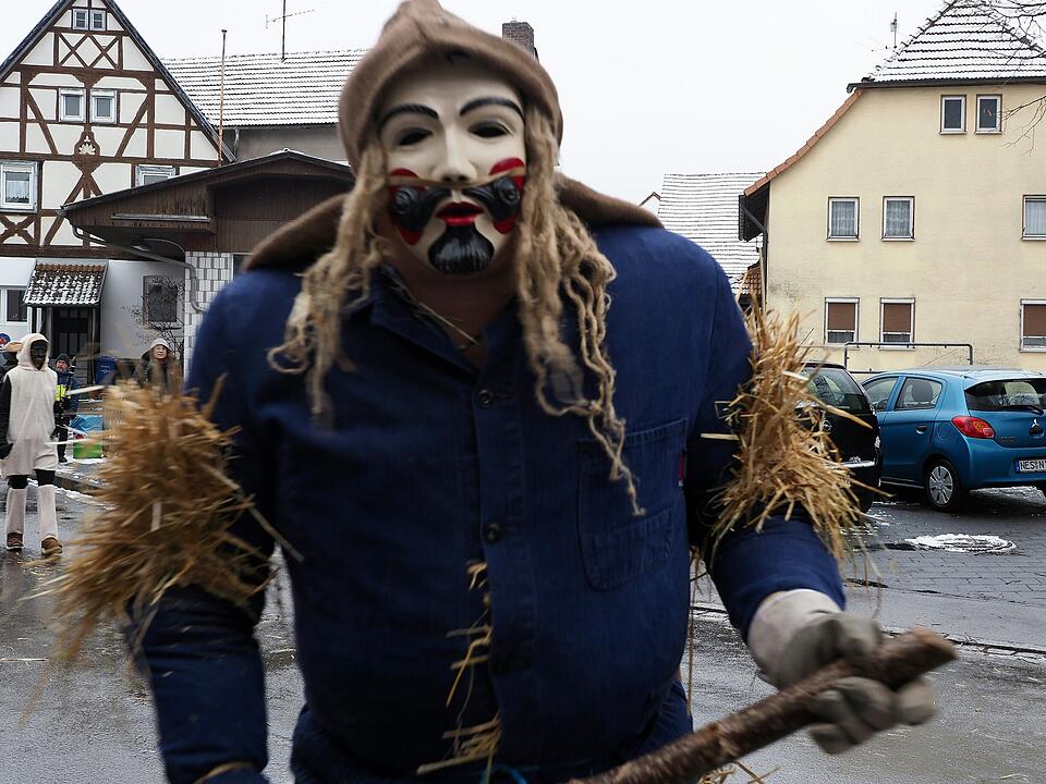 Tausende Besucher beim traditionellen Maskenumzug