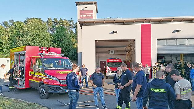 Ebersbacher und Kirchehrenbacher Feuerwehrleute zeigten ausf&uuml;hrlich ihre Ausr&uuml;stung.