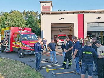 Ebersbacher und Kirchehrenbacher Feuerwehrleute zeigten ausführlich ihre Ausrüstung.