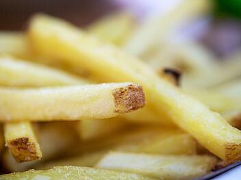 Pommes frites liegen auf einem Teller