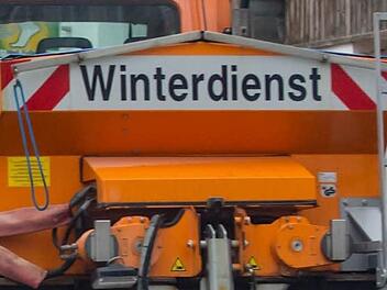 Nebenstrecken werden heuer in thurnau nur bei Bedarf geräumt. Eine abgespeckte Variante des Winterdienstes nannte dies Bürgermeister Dietmar Hofmann bei der Bürgerversammlung. Foto: Michael Reichel/dpa/Archiv