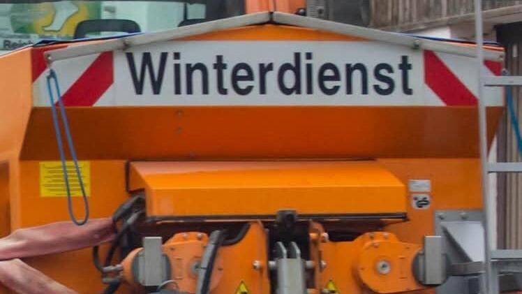 Nebenstrecken werden heuer in thurnau nur bei Bedarf geräumt. Eine abgespeckte Variante des Winterdienstes nannte dies Bürgermeister Dietmar Hofmann bei der Bürgerversammlung. Foto: Michael Reichel/dpa/Archiv