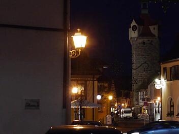 Die nostalgischen Lampen in der Altstadt lassen sich nicht auf LED-Technik umrüsten. Der gelbwarme Lichtton ginge zudem verloren.  Fotos: Pauline Lindner
