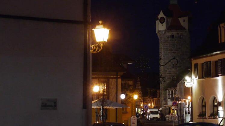 Die nostalgischen Lampen in der Altstadt lassen sich nicht auf LED-Technik umrüsten. Der gelbwarme Lichtton ginge zudem verloren.  Fotos: Pauline Lindner