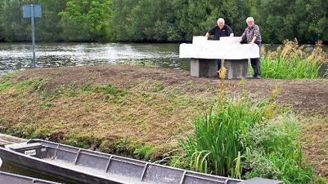 Der Standort ist exponiert, landseitig von Bischberg aus direkt zwischen Fischereihafen mit den Fischerschelchen im Vordergrund und der Großschifffahrtsstraße.