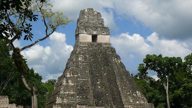 Eine imposante Pyramide von Tikal zeugt von der einstigen Macht der Mayas.