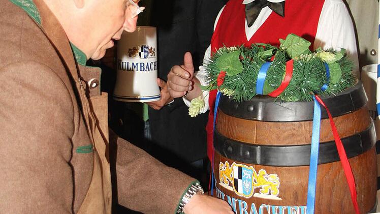 Der OB schenkt ein. Foto: Jürgen Gärtner