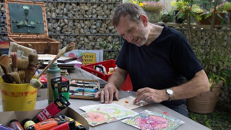 Eckhard Schneider zeichnet gerne in seinem Freilicht-Atelier. Dort probiert er verschiedene Techniken aus. Foto: Mariell Dörrschmidt