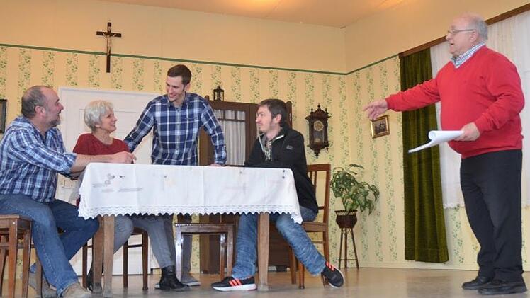 Bei der Generalprobe werden letzte Feinheiten einstudiert: von links Alexander Böhm, Christine Böhm, Sebastian Böhm (Debütant), Florian Böhm, sie studieren eine Szene mit Regisseur und Autor Hans Schrepfer ein. Foto: eh
