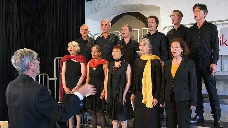 Die Lieder, die der Chor "Ripitiki" unter der Leitung von Gédéon Richard vortrug, erklangen in vielen Sprachen und ergötzten das Publikum.