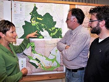 Doris Pokorny, stellvertretende Leiterin der Verwaltungsstelle des Biosphärenreservats Rhön, vor einer topographischen Landkarte im Gespräch mit dem Bamberger Geographen Armin Röhrer (Mitte) und Landschaftsplaner Thomas Büttner aus Morschen (Hessen). Foto: Sigismund von Dobschütz