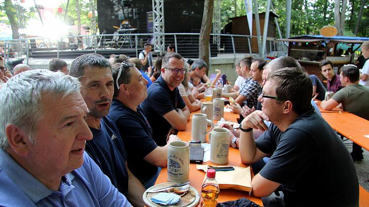 Die Rettungskräfte genossen den Abend auf der Sommerkirchweih.   Foto: Richard Sänger