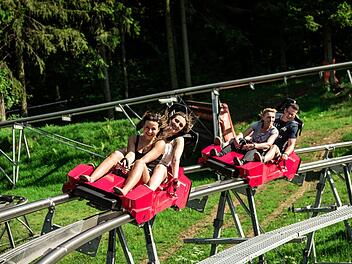 Der Rhönbob 2.0 (Foto) und die rasante Sommerrodelbahn mit Doppelfahrbahn auf der Wasserkuppe in der Rhön bereitet Jung und Alt viel Spaß. Foto: Phillip Maethner