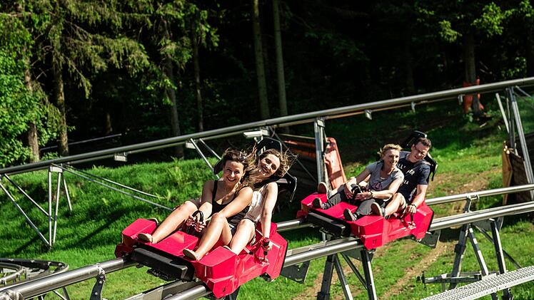 Der Rhönbob 2.0 (Foto) und die rasante Sommerrodelbahn mit Doppelfahrbahn auf der Wasserkuppe in der Rhön bereitet Jung und Alt viel Spaß. Foto: Phillip Maethner