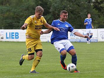 Patrick Winterstein (rechts, im Duell mit dem Mönchrödener Felix Schwenk) betreut den TSV Grub nach der Freistellung von Oliver Bernhardt gemeinsam mit Markus Bohnlein als Spielertrainer.  Foto: Lisa Hümmer