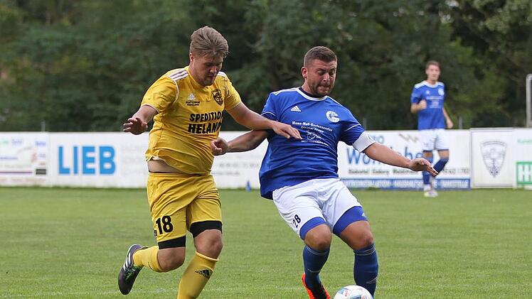 Patrick Winterstein (rechts, im Duell mit dem Mönchrödener Felix Schwenk) betreut den TSV Grub nach der Freistellung von Oliver Bernhardt gemeinsam mit Markus Bohnlein als Spielertrainer.  Foto: Lisa Hümmer