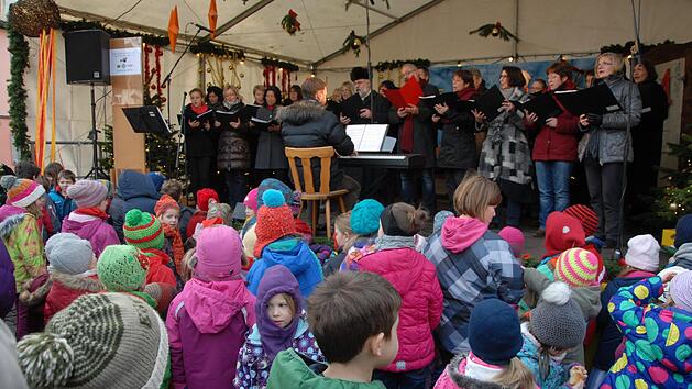 Lebendiger Adventskalender, Heiligabend 2013: Solch dicht gedr&auml;ngte Ansammlungen wird es heuer wohl nicht geben. Foto: Bernhard Panzer