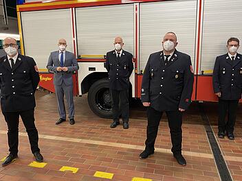 Bei der Dienstversammlung der Freiwilligen Feuerwehr Kleinbrach wurden zwei neuen Kommandanten gew&auml;hlt (von links): der neue Stellvertretende Kommandant Andreas Br&ouml;ll, OB Dirk Vogel, der ehemalige Stellvertretende Kommandant Christoph Krebs, der neue Kommandant Karl-Heinz Hanft und der ehemalige Kommandant Matthias Mahlmeister. Foto: Harald Albert