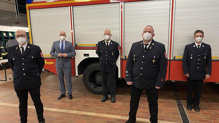 Bei der Dienstversammlung der Freiwilligen Feuerwehr Kleinbrach wurden zwei neuen Kommandanten gew&auml;hlt (von links): der neue Stellvertretende Kommandant Andreas Br&ouml;ll, OB Dirk Vogel, der ehemalige Stellvertretende Kommandant Christoph Krebs, der neue Kommandant Karl-Heinz Hanft und der ehemalige Kommandant Matthias Mahlmeister. Foto: Harald Albert
