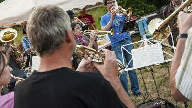 Ein Posaunenorchester spielt fränkische Melodien bei einer Dorffeier in der Fränkischen Schweiz.