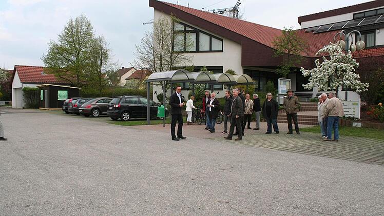Der Platz vor dem Rathaus wird bislang vor allem zum Parken genutzt. Er soll ein Bürgerplatz werden.