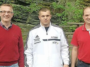 Nach der Vertragsunterzeichnung: Mateusz Filipczak (Mitte) eingerahmt von den beiden neuen Geschäftsführern der ACL-Sport-GmbH, Oliver Dürr (rechts) und Stefan Mehl (links) Foto: pr