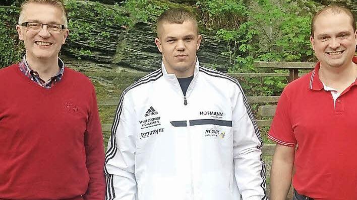 Nach der Vertragsunterzeichnung: Mateusz Filipczak (Mitte) eingerahmt von den beiden neuen Geschäftsführern der ACL-Sport-GmbH, Oliver Dürr (rechts) und Stefan Mehl (links) Foto: pr