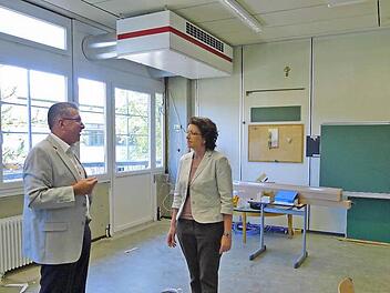 Die neuen Klimageräte an den Decken der Klassenzimmer der Werner-Grampp-Schule sind bereits installiert, die alten Fenster ausgetauscht. Awo-Kreisvorsitzender Oskar Schmidt und Kreisgeschäftsführerin Elisabeth Weith sind mit dem Baufortschritt zufrieden. Foto: Dagmar Besand