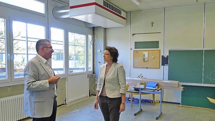 Die neuen Klimageräte an den Decken der Klassenzimmer der Werner-Grampp-Schule sind bereits installiert, die alten Fenster ausgetauscht. Awo-Kreisvorsitzender Oskar Schmidt und Kreisgeschäftsführerin Elisabeth Weith sind mit dem Baufortschritt zufrieden. Foto: Dagmar Besand