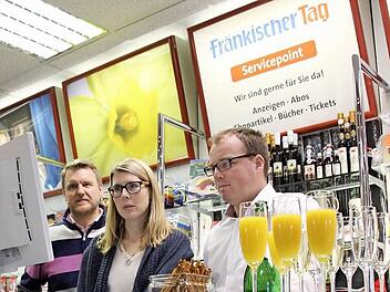 Servicemanager Simon Martin (rechts) arbeitete Ulf Krause und dessen Ehefrau Cindy Krause am FT-Servicepoint in der Kronacher Bahnhofstraße ein. Die Eröffnung verlief gestern sehr vielversprechend. Foto: Marco Meißner