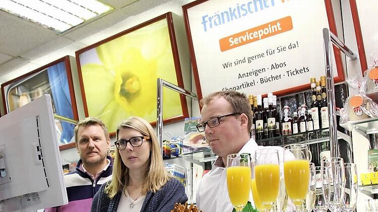 Servicemanager Simon Martin (rechts) arbeitete Ulf Krause und dessen Ehefrau Cindy Krause am FT-Servicepoint in der Kronacher Bahnhofstraße ein. Die Eröffnung verlief gestern sehr vielversprechend. Foto: Marco Meißner