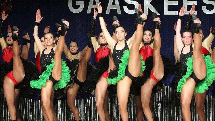 Young Team I und II sowie das New Age Dance Team: Geballtes Gardekönnen beim "Rheinischen Medley". Foto: Bertram Wagner