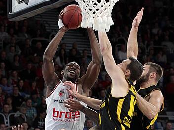 Mit allem, was sie haben, werden sich die Ludwigsburger den Bambergern in den Weg stellen. Hier versuchen Adam Waleskowski (M.) und Jon Brockman (r.) Brose-Center Trevor Mbakwe am Korberfolg zu hindern.  Foto: sportpress