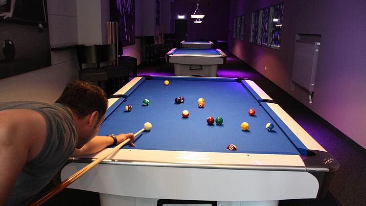 Die Billiardtische haben viel Platz. Foto: Ralf Ruppert
