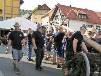 Die Burschen stellen den Baum auf.  Fotos: Heidi Amon